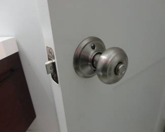7 Door Knobs (push lock) in Georgian Satin Nickel by Schlage