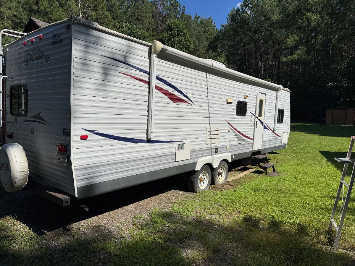 Jay Flight 31’ trailer w/2 slide-outs