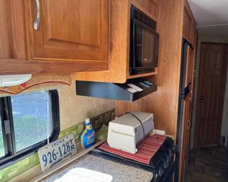 Kitchen area, gas stove & oven, full refrigerator