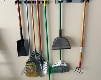 Brooms / Shovel / Wrake