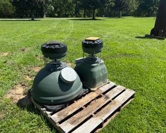 2 CAPSULE FEEDERS SOLAR POWERED FEEDERS