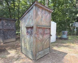WOODEN HUNTING BLIND