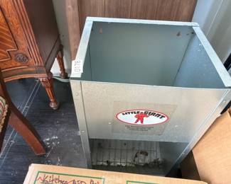 LITTLE GIANT POULTRY FEEDER