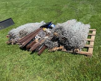 LOT OF ELECTRIC FENCE NETTING WITH POST AND CHARGER