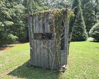 WOODEN HUNTING BLIND