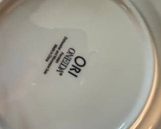 Oneida ORI Porcelain Dinnerware Set