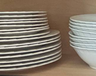 Oneida ORI Porcelain Dinnerware Set
