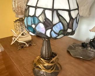 Tiffany Style Stained Glass Table Lamp with Floral Motif