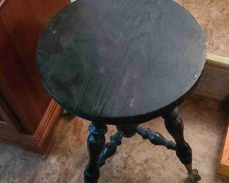 Circa 1890-1910 Authentic Antique Victorian Claw-and-Ball Foot Adjustable Piano Stool. HIGHLY COLLECTIBLE AND HIGHLY SOUGHT-AFTER!!! Is fully functional but does show some signs of cosmetic wear.