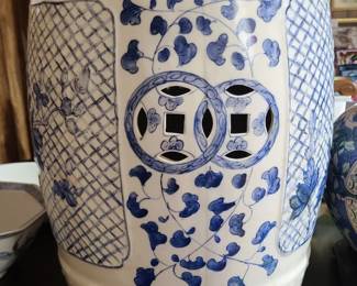 TRUE LATE QING DYNASTY TO REPUBLIC ERA GARDEN STOOL!!! A RARE, HIGHLY COLLECTIBLE Circa 1890s-1920s Ceramic Drum or Garden Seat. Masterfully hand-crafted in Jingdezhen from natural mineral-rich clay featuring authentic "iron spot" bleeding and organic kiln oxidation on its unglazed wide foot rim. VERIFIED PROOF OF ANTIQUE AGE: Proven by its completely open, hollow cylinder base with hand-scraped inner walls, rather than a modern machine-molded flat bottom. Features authentic hand-carved jaggery edges inside the pierced coin holes and natural orange-brown "iron spot" bleeding oxidized on the raw, unglazed foot rim. VERIFIED PROOF OF ANTIQUE AGE: Proven by its completely open, hollow cylinder base with hand-scraped inner walls, rather than a modern machine-molded flat bottom. Features authentic hand-carved jaggery edges inside the pierced coin holes and natural orange-brown "iron spot" bleeding oxidized on the raw, unglazed foot rim.