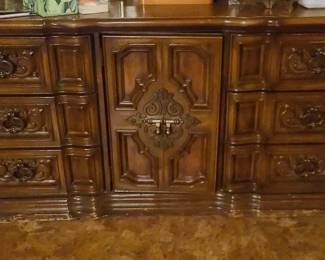 1970s Authentic Vintage Thomasville Spanish Mediterranean Style Oak Triple Credenza Dresser with Twin Matching Arched Vertical Mirrors (Collection Style# A0370, Finish# 177). (This is part of a 5 piece King Size Bedroom Suite)