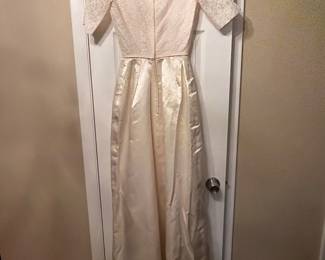 Beautiful vintage wedding dress circa 1950s, size 17 waist