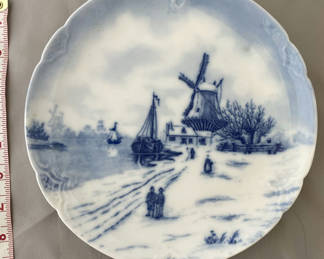 Lot 107: Lorenz Hutschenreuther Porcelain Bavaria Decorative Plate Dutch Scene Windmills