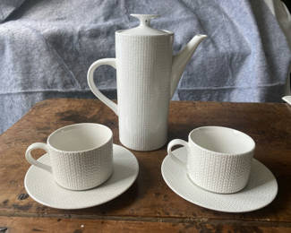 Lot 90: Coffee pot with 2 cups and saucers Alpine White