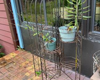 garden plant stands and decor