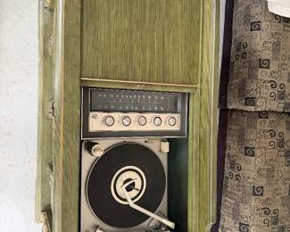 Magnavox Astro-Sonic console stereo/record player