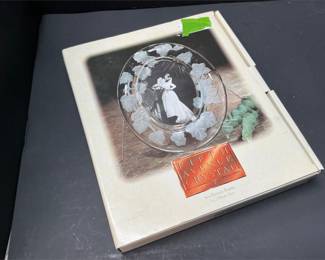 Lot # : 552 - Pressed Glass Oval Picture Frame