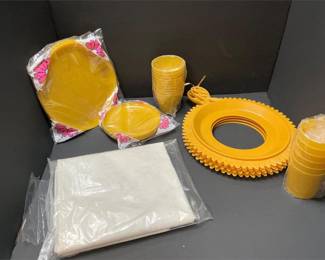 Lot # : 551 - Yellow Vintage Picnic Ware Set