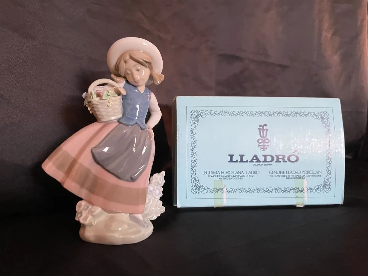 001 Lladro Figurine Sweet Scent With Box