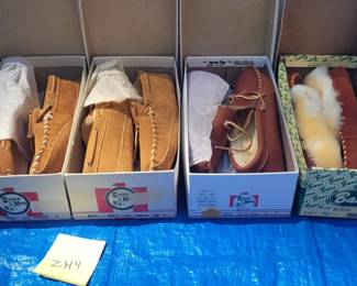 a4 Pairs of Moccasin Slippers