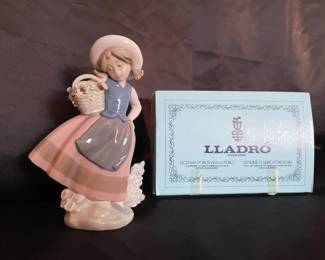 001 Lladro Figurine Sweet Scent With Box