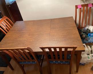 Contemporary Dining Table And 4 Chairs With Extra Upholstery For Seats