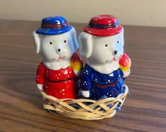 k Dog Couple Salt and Pepper Shakers with Woven Basket