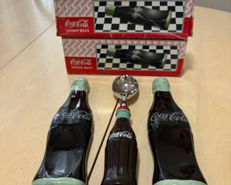 b20 CocaCola Set of Two Spoon Rests and an Ice Cream Scooper