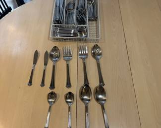 lk 94Piece Silverware Set with Elegant Design