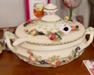 Soup tureen