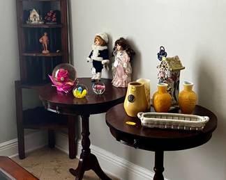 Antique corner shelf 2 side tables