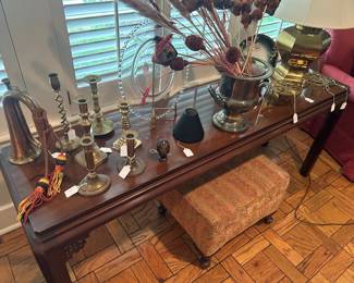 Sofa table with an Asian design and much decor