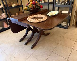 triple-dedestal, double drop-lead Duncan Phyfe-style mahogany dining table