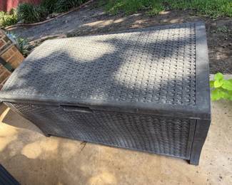Suncast 73 Gallon Outdoor Deck Box