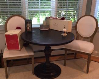 Chairs & round table