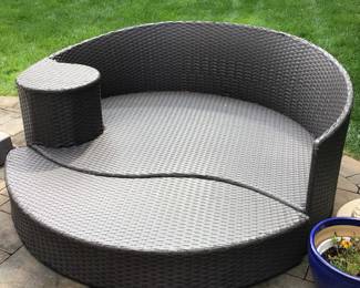 Round chaise lounge