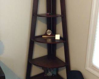 Corner shelf
