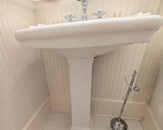 Pedestal sink