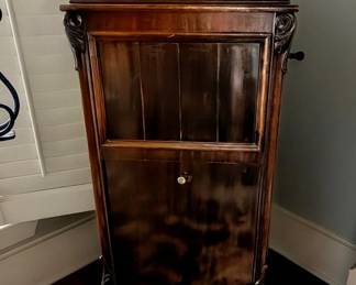 Antique Victrola phonograph player