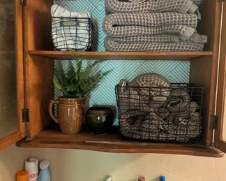 Bathroom towels, decor, toiletries 
