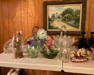 Various Fenton baskets, clock, violin bud vases