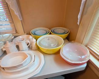 Vintage Pyrex mixing bowls