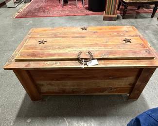 Rustic Cedar Lined Blanket Chest with Horseshoe Accent Burhou1-9