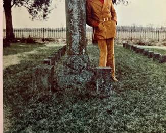 Bobby Goldsboro – Greatest Hits Vintage Vinyl LP Vintage Bobby Goldsboro Greatest Hits vinyl LP on United Artists Records. Includes the original record and album cover featuring Goldsboro photographed beside a cemetery monument. Vinyl and cover show age-related wear consistent with a vintage record. Record has not been play-tested. See photos for overall condition.