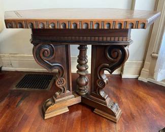 216 Kittinger Walnut Hexagonal Parlor Table Base Detail