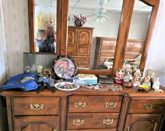 Really a nice dresser with mirrors attached not a scratch on it