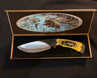 Wildlife Bear Folding Lockback Knife w Wooden Presentation Box  3D Bear Handle  Etched Blade