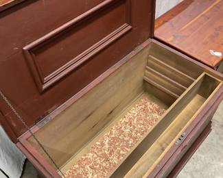 Clean interior. Aromatic cedar board in the bottom to enhance the atmosphere for storage. 