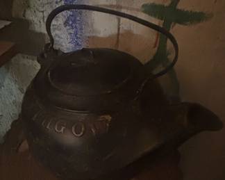 Maiden Louisville S. Lithgow & Co. Cast Iron Kettle