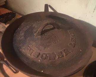 Fischer Leaf Co. Cast Iron 3-Leg Spider Skillet with Lid